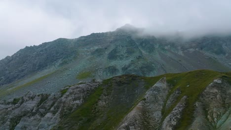 Luftaufnahme-Zur-Entdeckung-Des-Gipfels-Eines-Nebligen-Berges-In-Den-Alpen,-Frankreich