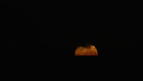 Roter-Mond-Hinter-Den-Wolken