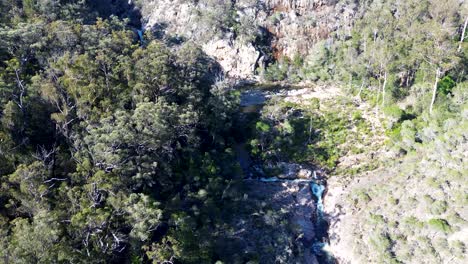 Paisaje-Aéreo-De-Drones-Toma-De-Sistema-Fluvial-Cascada-Parque-Nacional-De-Matorrales-Nethercote-Eden-Valle-De-Bega-Costa-Sur-De-Australia