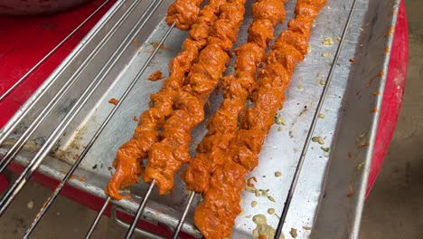 Primer-Plano-De-Paralaje-De-Kebab-Tandoori-De-Pollo-Marinado-Conservado-Para-Asar-En-Kolkata,-India