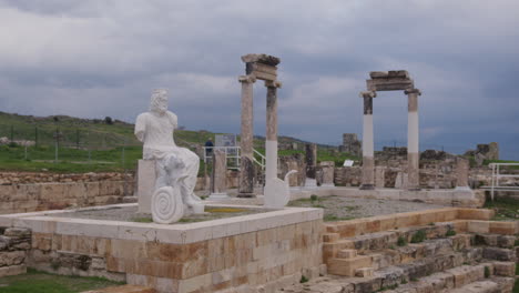 Die-Ruinen-Einer-Statue-In-Hierapolis