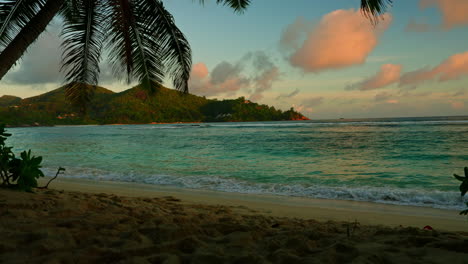 Zeitraffer-Eines-Exotischen-Tropischen-Strandes-Bei-Sonnenuntergang
