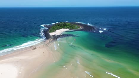 Drone-Aéreo-Gente-Kitesurf-Frente-A-La-Playa-Del-Pacífico-Isla-Banco-De-Arena-Olas-Naturaleza-Viajes-Turismo-Bendalong-Manyana-Costa-Sur-Australia