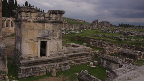 Tumbas-Antiguas-En-La-Necrópolis-De-Hierápolis.