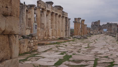 Die-Ruinen-Von-Gebäuden-Und-Säulen-Entlang-Einer-Straße-In-Hierapolis