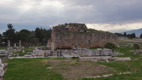 Die-Ruinen-Eines-Gebäudes-Mit-Dem-Sonnenuntergang-Dahinter-In-Hierapolis