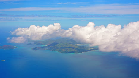 Hoher-Blick-Aus-Dem-Flugzeug-Auf-Die-Insel-Mahè-Auf-Den-Seychellen