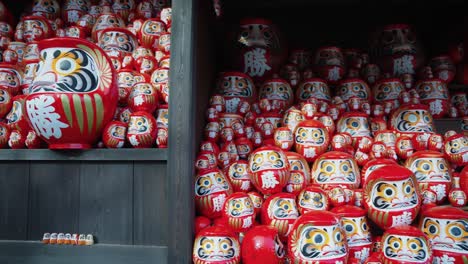 Katsuoji-Tempel-Und-Hunderte-Von-Daruma-Puppen-Als-Glücksbringer