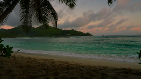 Zeitraffer-Eines-Exotischen-Tropischen-Strandes-Bei-Sonnenuntergang