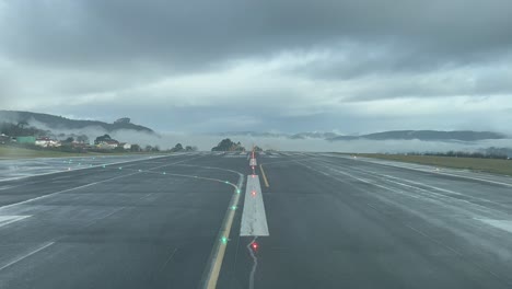 Real-time-view-from-an-airplane-cockpit-preparing-for-take-of-from-the-complex-airport-of-VIgo,-Spain,-with-bad-weather-and-raining