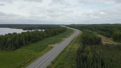 Highway-next-to-a-lake-in-alaska