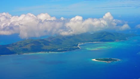Hoher-Blick-Aus-Dem-Flugzeug-Auf-Die-Insel-Mahè-Auf-Den-Seychellen