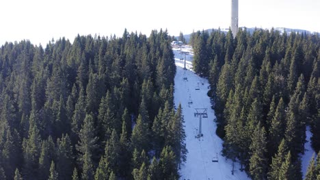 Luftaufnahme-Eines-Skilifts-Im-Winterresort-Rodope-Mountain-In-Pamporovo-In-Bulgarien