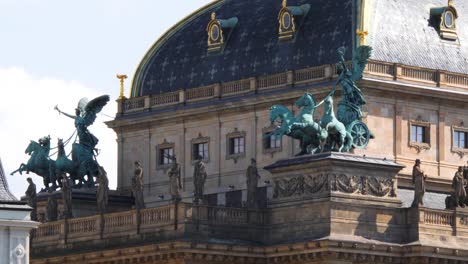 Die-Wunderschönen-Zierstatuen-Des-Nationaltheaters-In-Prag,-Tschechische-Republik