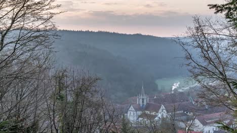 Zeitraffer-Des-Sonnenaufgangs-über-Dem-Mittelalterlichen-Dorf-Bebenhausen-Mit-Dem-Berühmten-Kloster-In-Der-Waldregion-Schönbuch-In-Süddeutschland