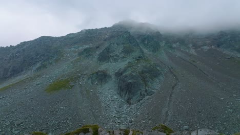 Flug-Zum-Gipfel-Eines-Nebligen-Berges-Mit-Erstaunlichen-Blauen-Felsen
