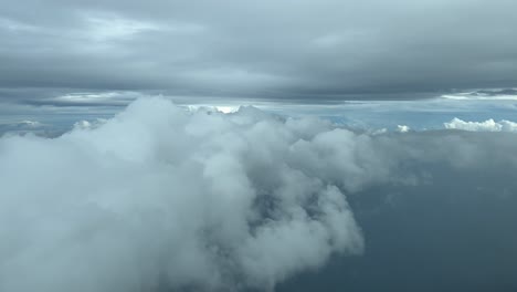 Escena-De-Nubes,-Tomada-Desde-La-Cabina-De-Un-Avión-Mientras-Volaba-A-Través-De-Un-Frío-Cielo-Invernal-Sobre-El-Mar-Mediterráneo
