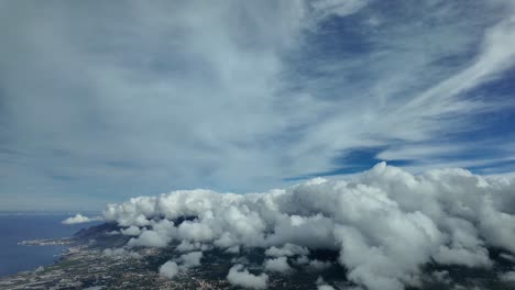 Acercándose-Al-Aeropuerto-Norte-De-Tenerife,-Islas-Canarias,-España,-En-Una-Aproximación-En-Tiempo-Real-Al-Complejo-Aeropuerto,-Con-El-Aeropuerto-Cubierto-De-Nubes,-Visto-Por-Los-Pilotos.