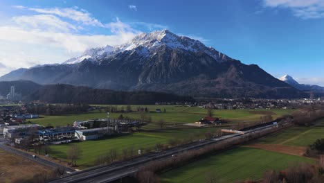 Luftaufnahmen-Von-Schneebedeckten-Berggipfeln-In-Österreich,-Europa