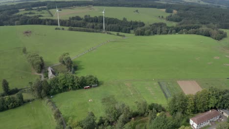 Windkraftanlagen-Mit-Feld-Im-Vordergrund