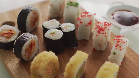 Makro-Sushi-Tanz:-Rotierende-Rollen-Auf-Dem-Tisch