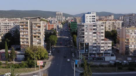 Starker-Verkehr-In-Stara-Sagora,-Bulgarien