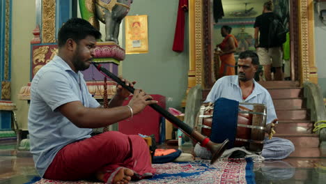 Blick-Auf-Zwei-Indische-Männer,-Die-Auf-Dem-Boden-Sitzen-Und-Rituelle-Musik-Im-Hinduistischen-Tempel-Spielen