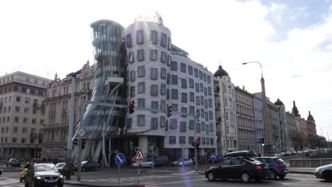 Tráfico-Alrededor-De-La-Casa-De-Baile-De-Milunić-Y-Gehry-En-Praga