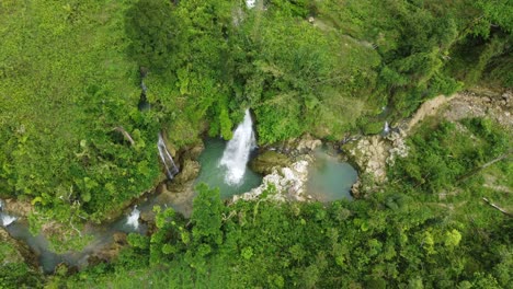 Ein-Flug-über-Einen-Atemberaubenden-Wasserfall-Auf-Den-Philippinen