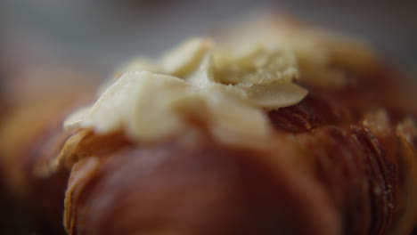 Croissant-Mit-Mandelgeschmack,-Frühstück-Am-Morgen