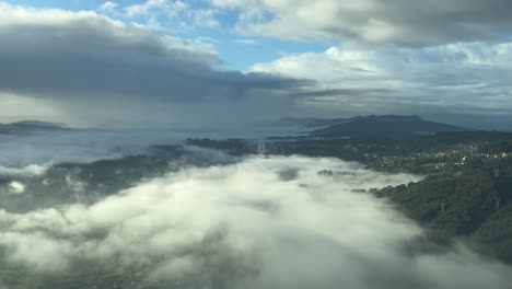 Echtzeit-Anflug-Auf-Einen-Von-Nebelschwaden-Umgebenen-Bergflughafen
