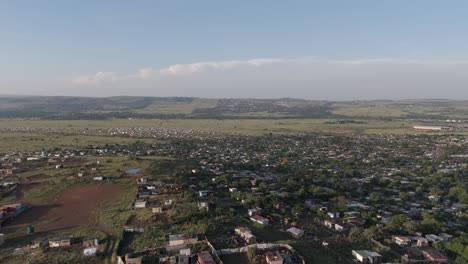 In-Diesem-Kurzen-4K-Luftbild-Dreht-Sich-Die-Kamera-Leicht-Nach-Rechts-Und-Zeigt-Die-Riesige-Fläche-Einer-Ländlichen-Gemeinde-In-Pretoria,-Südafrika