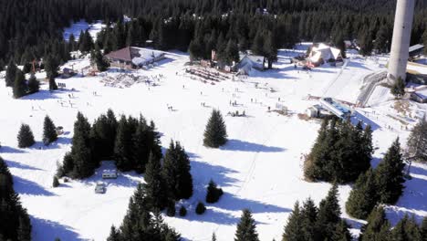 Menschen-Fahren-Auf-Dem-Schneekoppe-Gipfel-Im-Wintersportort-Pamporowo-Ski
