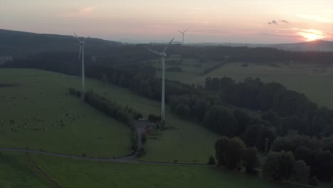 Windkraftanlagen-Auf-Der-Wiese-Bei-Sonnenuntergang
