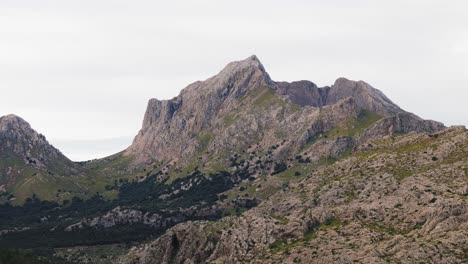 Altas-Montañas-Verdes-Junto-Al-Mar,-Imágenes-Aéreas-De-Drones,-Mallorca