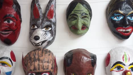 Ecuadorianische-Andenmasken-An-Der-Wand