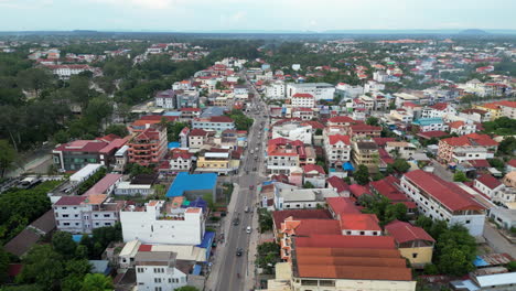 Gebäude-Und-Straßen-In-Siem-Reap,-Kambodscha,-Nach-Rechts-Gerichtet