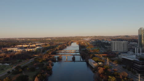 Schöne-Luftaufnahme-Des-Flusses-Mit-Brücken-In-Austin,-Texas