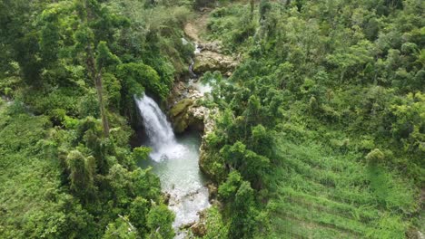 Una-Impresionante-Cascada-En-Las-Filipinas