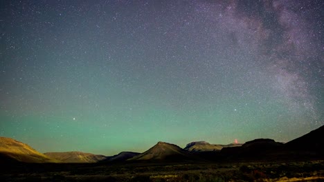 Zeitraffer-Von-Sternen-Und-Milchstraße-über-Der-Karoo-Landschaft-Mit-Einem-Sendemast-Mit-Roten-Lichtern-Im-Hintergrund
