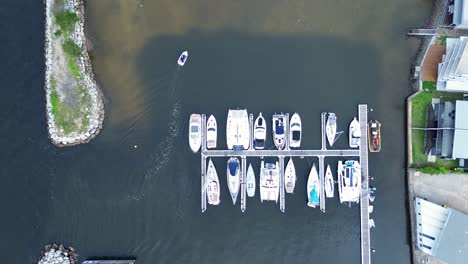 Drohnen-Luftaufnahme-Eines-Bootes-Im-Wharf-Dock-Am-Hafen-Mit-Booten,-Yachten,-Flusseinlass,-Parkplatz,-Batemans-Bay,-Südküste-Australiens