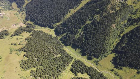 Vista-De-Drones-A-Través-De-Montañas-Verdes,-Vista-De-Montañas-Y-Bosques