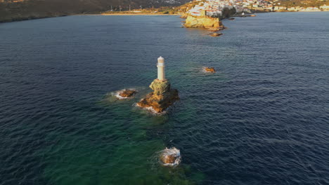 Luftbildvideo-Des-Berühmten-Leuchtturms-Auf-Der-Insel-Andros,-Kykladen,-Griechenland-In-Der-Abenddämmerung