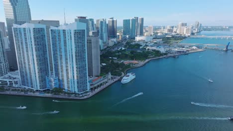 Waterfront-skyscrapers-along-Biscayne-Bay,-Miami-in-Florida,-USA
