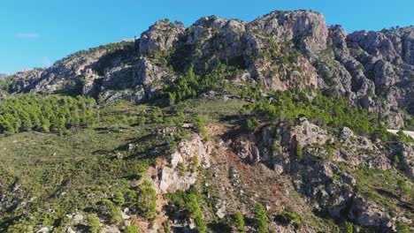Luftdrohnenaufnahme-Der-Felsigen-Berge-Auf-Mallorca