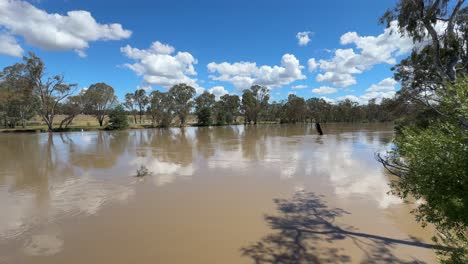 Weitwinkelaufnahme-Des-Schlammigen,-überfluteten-Goulburn-River-In-Victoria-In-Der-Nähe-Von-Seymour