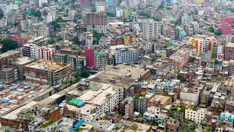 Dhaka,-Muy-Congestionada-Megaciudad-Del-Tercer-Mundo,-Vista-Aérea-Sobre-El-Paisaje-Urbano-Del-Gueto-De-Bangladesh