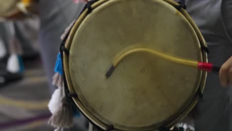 Dhol-Schlagzeuger-Schlägt-Rhythmisch-In-Zeitlupe-Auf-Den-Dhol