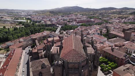 Catedral-Nueva-de-Plasencia-from-above,-Spain