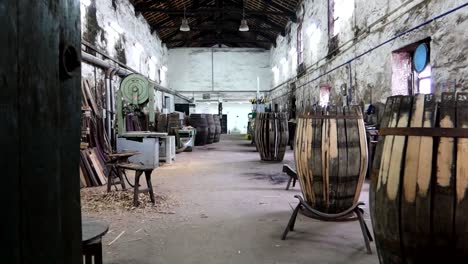 Küferwerkstatt-In-Einem-Weinkeller,-Die-Große-Fässer-Mit-Maschinen-Restauriert